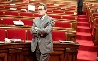 Artur Mas espera el inicio del debate en el Parlamento de Catalu&ntilde;a, el pasado d&iacute;a 16.