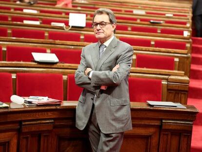 Artur Mas espera el inicio del debate en el Parlamento de Catalu&ntilde;a, el pasado d&iacute;a 16.