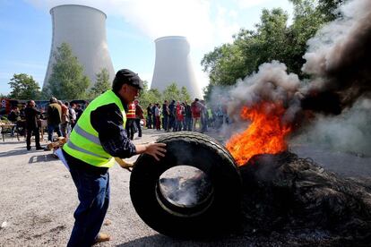 Trabajadores bloquean el acceso a la central nuclear de Nogent Sur Marne, durante una protesta que ya ha interrumpido  seriamente el suministro de combustible. 