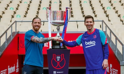 Los capitanes del Athletic y del Barcelona, Muniain y Messi, posan junto a la Copa del Rey.