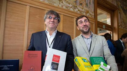 Carles Puigdemont y Toni Comín presentan el diccionario catalán en la Casa de Europa, este martes en Bruselas.