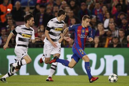 Luis Digne, a la derecha, corre con la pelota fente a dos rivales.