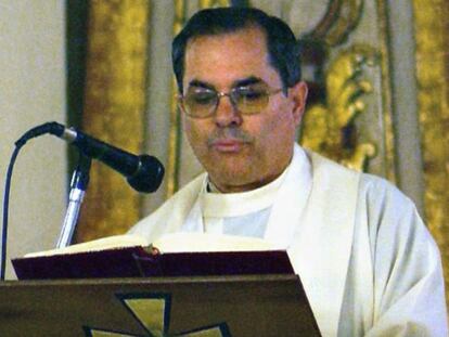José Domingo Rey Godoy lee un texto durante una celebración litúrgica cuando era párroco en Peñarroya, antes de estallar el escándalo.