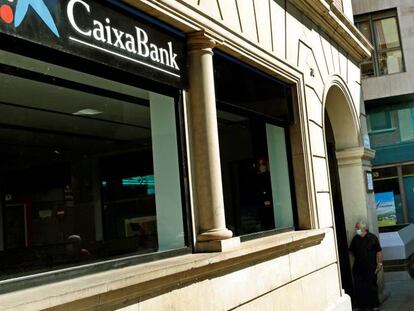 Vista de una oficina de Bankia y otra de CaixaBank en el centro de L'Hospitalet (Barcelona).