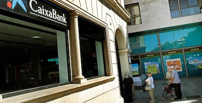 Vista de una oficina de Bankia y otra de CaixaBank en el centro de L'Hospitalet (Barcelona).