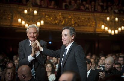 Los periodistas Luis del Olmo e Iñaki Gabilondo, candidatos al premio al mejor comunicador, durante la gala.