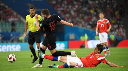 El delantero de Croacia Ante Rebic compite por el balón con el defensa ruso Ilja Kutepov.