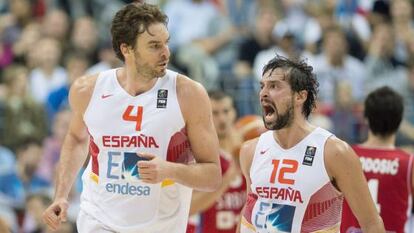 Gasol y Llull, durante un partido con España.