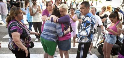 Vecinos de Cádiz abrazan y apoyan a Noelia Fraga, desalojada junto a su esposo y dos hijos menores este lunes.