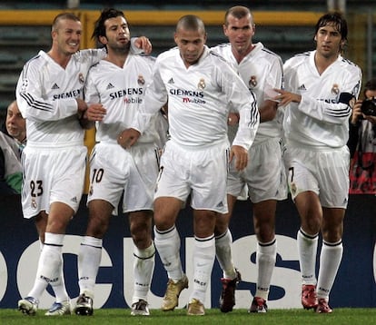 Única fotografía en la que aparecen juntos los llamados 'Galácticos'. Con ese nombre se conocia a los jugadores del Real Madrid que aparecen en la imagen: David Beckham, Luis Figo, Ronaldo, Zinedine Zidane, y el capitán, Raúl. Todos ellos celebran un gol contra la Roma en un encuentro de Champions celebrado el 8 de diciembre de 2004.