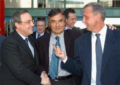 El presidente del Real Madrid, Florentino Pérez, conversa con el ex jugador y ex entrenador del FC Barcelona, Johan Cruyff , en presencia del periodista deportivo Josep María Casanovas (en el centro), durante la inauguración de la I Feria del fútbol de Madrid, que se podrá visitar hasta el próximo 16 de marzo en los recintos feriales de IFEMA.