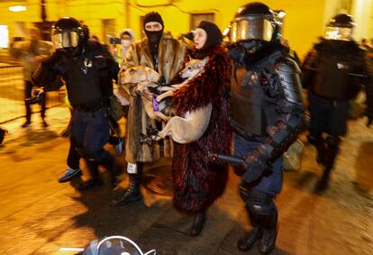 Las fuerzas de seguridad rusas detienen a manifestantes en apoyo a Navalni, el 2 de febrero en San Petersburgo.