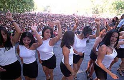 Las participantes en la elección de Miss Ecuatoriana Bonita bailan en el parque del Retiro.