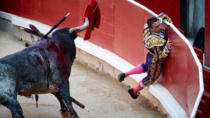 Momento en el que Rafaelillo es estampado contra la barrera por un toro de Miura en Pamplona.
