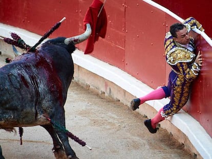 Momento en el que Rafaelillo es estampado contra la barrera por un toro de Miura en Pamplona.