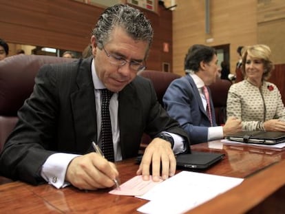 Francisco Granados (en primer término) junto a Ignacio González y Esperanza Aguirre, en un pleno de la Asamblea de Madrid