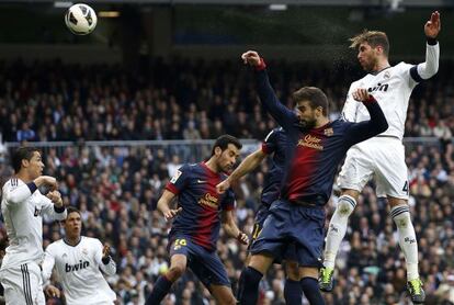 Ramos cabecea un bal&oacute;n, en el cl&aacute;sico del 2 de marzo en Madrid.