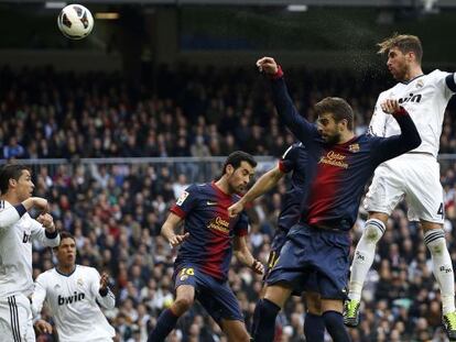 Ramos cabecea un bal&oacute;n, en el cl&aacute;sico del 2 de marzo en Madrid.
