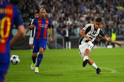 Paulo Dybala, de la Juventus, marca el segundo gol de su equipo ante el Barcelona.