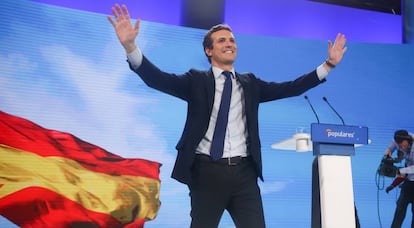 El presidente del PP, Pablo Casado, saluda durante su intervenci&oacute;n en la tercera jornada de la Convenci&oacute;n Nacional del PP.