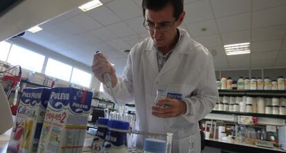 Un investigador del departamento de innovación de Puleva, en Granada.