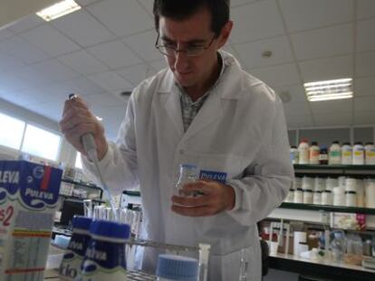 Un investigador del departamento de innovaci&oacute;n de Puleva, en Granada.