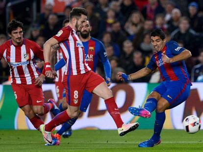 Saul Niguez y Luis Suarez durante el partido.