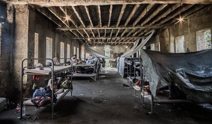 La única habitación con literas del inmueble de Bihaç (Bosnia) en el que duermen migrantes y refugiados