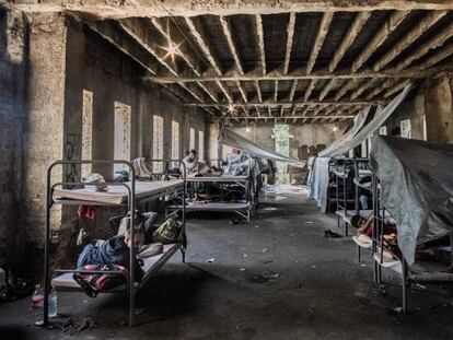 La única habitación con literas del inmueble de Bihaç (Bosnia) en el que duermen migrantes y refugiados