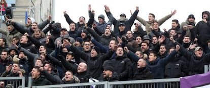 Ultras del Madrid en la grada del Coliséum.