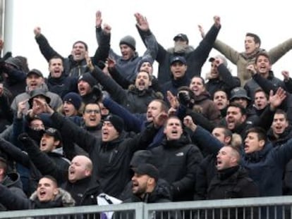 Ultras del Madrid en la grada del Coliséum.