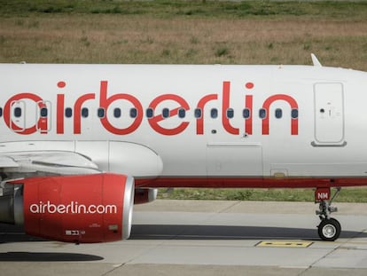 Un avión de la aerolínea Air Berlin en un aeropuerto de Alemania.