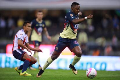 Ibarra controla el balón, detrás de él Hernández.