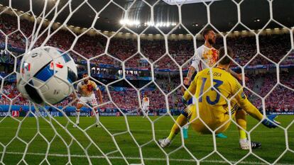 Ramos y De Gea se lamentan tras el primer gol de Croacia.