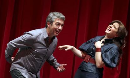 Ricardo Darín y Érica Rivas durante la presentacion de la obra 'Escenas de la vida conyugal', en los Teatros del Canal de Madrid.