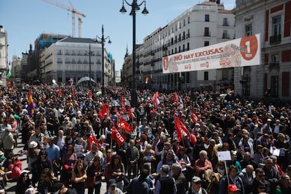 Asistentes a la manifestación del 1 de Mayo, en la Puerta del Sol de Madrid.