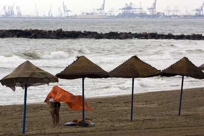 La playa de Port-Saplaya, en Valencia, estaba ayer casi desierta debido al mal tiempo.