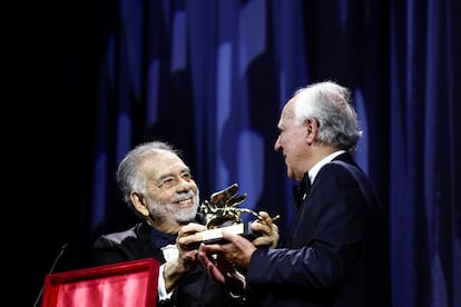 El cineasta alemán Werner Herzog recibe el León de Oro a toda una carrera de manos de Francis Ford Coppola, este miércoles durante la ceremonia inaugural del Festival de Cine de Venecia.