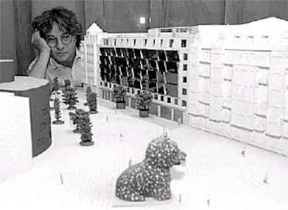 Javier Mariscal tras la maqueta final del hotel Dómine, diseñado por él mismo.