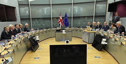 Los negociadores europeos (derecha) y brit&aacute;nicos (izquierda) inician la negociaci&oacute;n en Bruselas.