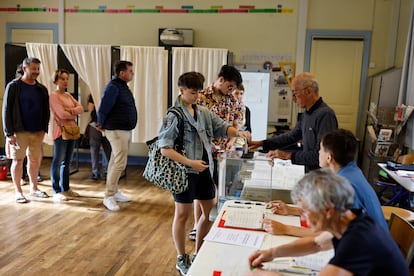 Una mujer deposita su voto en la segunda vuelta de las elecciones legislativas, en Rennes, oeste de Francia.