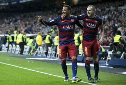 Neymar celebra el gol amb Iniesta.