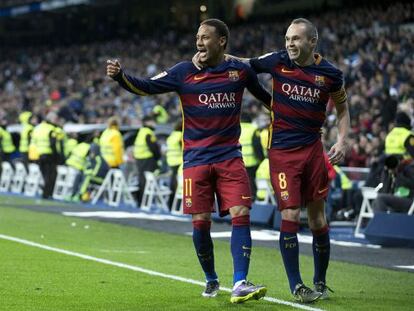 Neymar celebra el gol amb Iniesta.