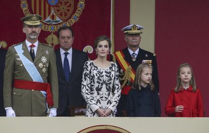 Los Reyes y sus dos hijas, al inicio del desfile militar en Madrid.