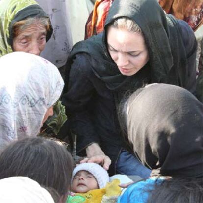 Angelina Jolie visita una de las aldeas paquistaníes destruidas por el terremoto del pasado 8 de octubre.