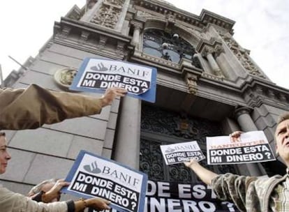 Afectados por la crisis de Lehman protestan ante el Banco de España el pasado 13 de octubre.