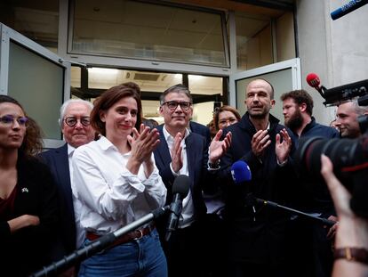 Desde la izquierda, Marine Tondelier, secretaria nacional de Los Ecologistas, Olivier Faure, secretario general del Partido Socialista francés, y Manuel Bompard, coordinador nacional de La Francia Insumisa, aplauden tras el anuncio de la alianza de la izquierda francesa en París, Francia, el jueves.