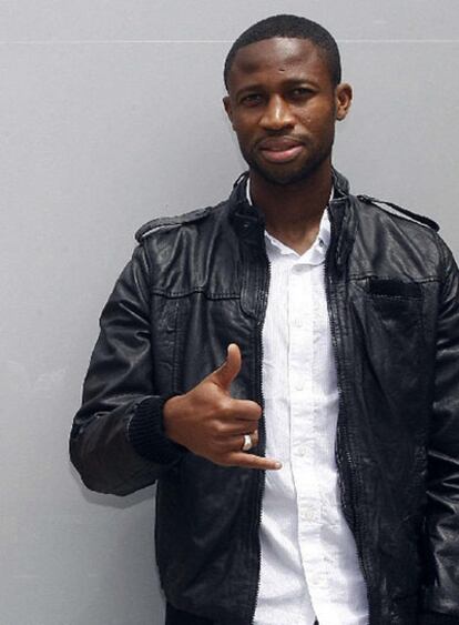 Keita, tras firmar su contrato con el Barcelona.