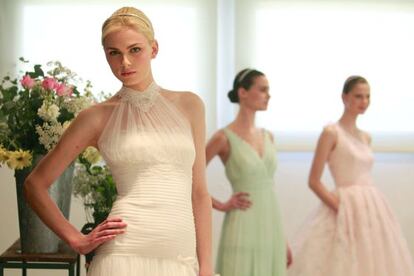 El supermodelo Andrej Pejic desfiló vestido de novia para Rosa Clará el pasado martes.