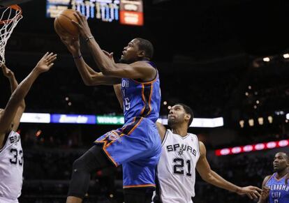 Kevin Durant (centro).